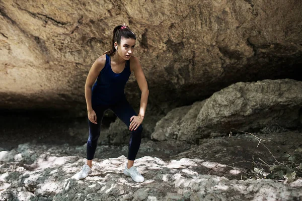 La hembra concentrada sube. Escalada en roca. Deporte, estilo de vida saludable. Terreno rocoso y entrenamiento al aire libre en el aire libre — Foto de Stock