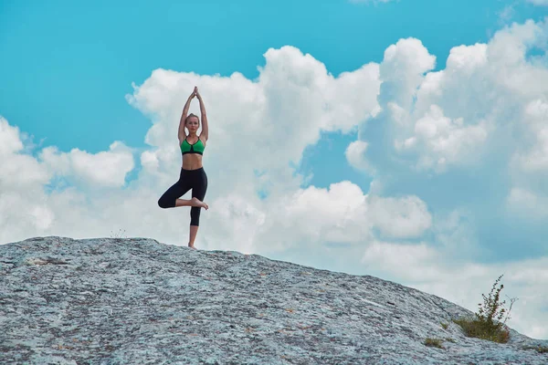 A nő az egyik lábán egyensúlyozik. Pilates és jóga idő. Aktív életmód koncepció. Szabadtéri edzés a friss levegőn. Fénymásolási hely — Stock Fotó