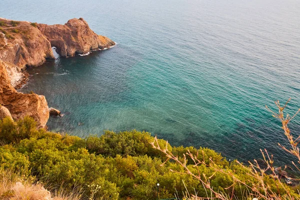 裸露的海滩和处女的天性。夏天的风景和日落.美丽的山让干净的水平静下来洛基海岸线 — 图库照片