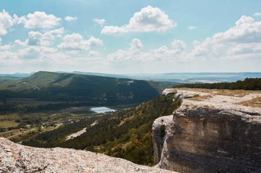Nehir ve dağ. Bulutlu gökyüzü. Vadi ve tepe. Nefes kesici bir manzara. Bakire doğa ya da Keşif Dünyası. Vahşi yaşam fikri.