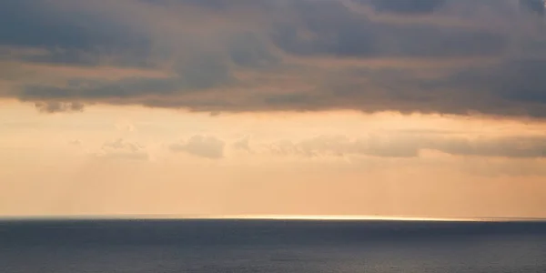 Belo céu dourado do pôr-do-sol e paisagens oceânicas. Paisagem natural virgem. Água calmante. Mar aberto. — Fotografia de Stock
