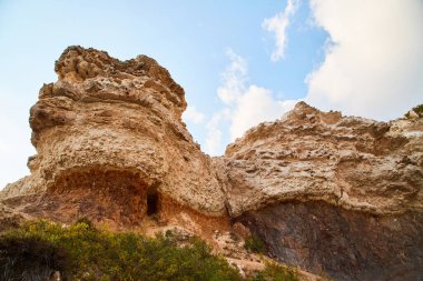 Mavi gökyüzü ve Keskin uçurum. Dağ eteklerinde yeşillik. Dağ manzarası. Yaz doğası, seyahat ve özgürlük kavramı.