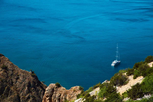 Natural marine or Seascape panorama. Freedom and relax idea. Luxury yacht floating in deep ocean waters. — Stock Photo, Image