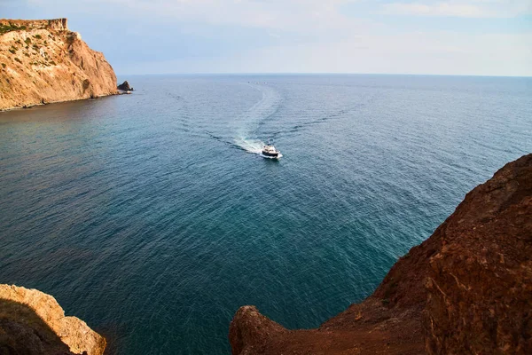 白色游艇在水面上的踪迹。大自然的组成。平静的大海。海洋景观。暑期旅行或旅行的概念. — 图库照片