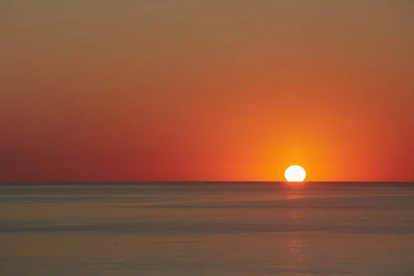 Pôr-do-sol. Hora de ouro. Natureza paisagem e cores da noite. Água do oceano de cristal. Vista panorâmica do horizonte, espaço de cópia — Fotografia de Stock