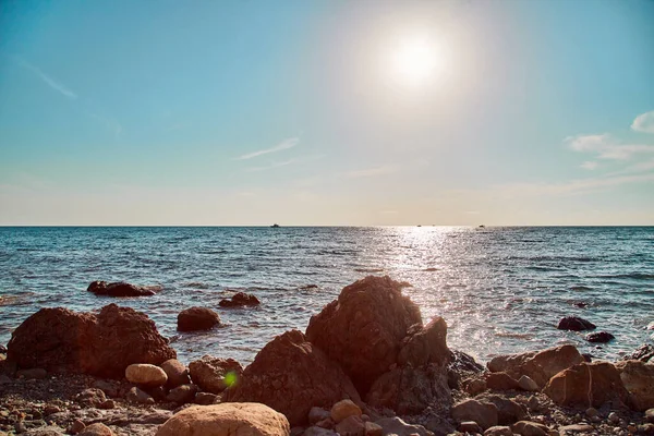 Paisagem marinha. Natureza virgem. Panorama de verão. Relaxamento. Sol quente no céu azul. Água calmante. Pedras na costa — Fotografia de Stock