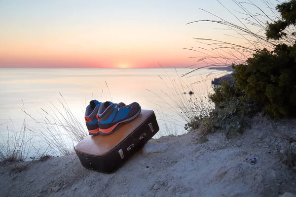 对旅行的热情。暑假。冒险时间。沙地上的靴子和行李箱。美丽的日落。贞洁的天性蓝天 — 图库照片