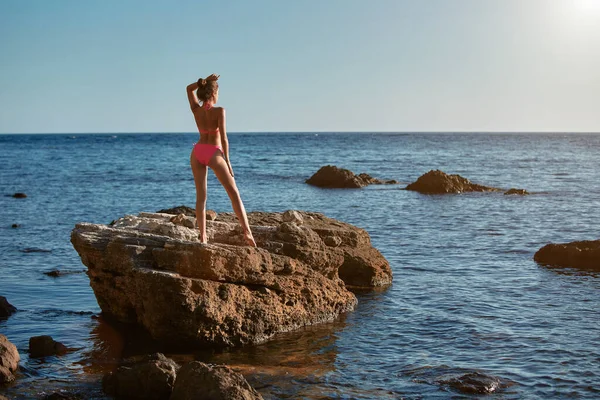Femme se réchauffant au soleil et profitant du paysage marin. Vacances à la plage. Détends-toi. Plage et bains de soleil. Paysage nature mignon — Photo