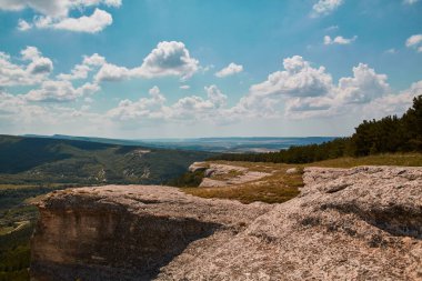Özgürlük ya da Keşif Dünyası. Manzara. Vahşi hayat. Güneşli bir hava. Mavi bulutlu gökyüzü. Köylü yeşil dağlar. Yüksek tepeler