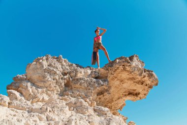 Yaz tatili. Rahatla ve yaz zamanı. Bayan düşünceli bir şekilde başka tarafa bakıyor. Klasik bavul tutan bir kadın. Bakire doğa