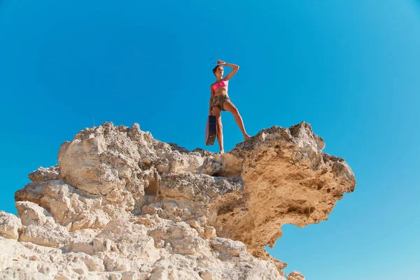 Yaz tatili. Rahatla ve yaz zamanı. Bayan düşünceli bir şekilde başka tarafa bakıyor. Klasik bavul tutan bir kadın. Bakire doğa