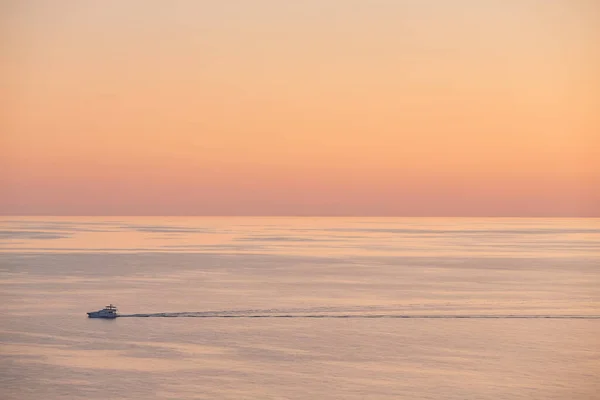 Bateau flottant dans l'océan. Paysage naturel. Vue panoramique sur le coucher de soleil sur la mer. Ciel sans nuages et heure dorée, espace de copie — Photo
