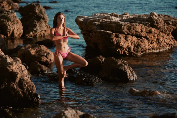 Yoga tijd. Zelfabsorberend en meditatie concept. Jonge vrouw in bikini training op frisse lucht. Maagd natuur, kopieer ruimte — Stockfoto