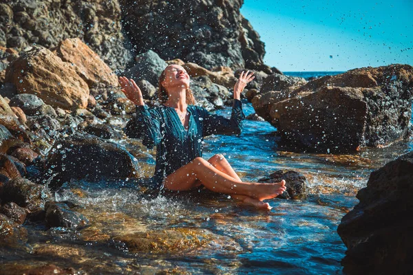 Ευτυχισμένη κυρία απολαμβάνοντας τις διακοπές στην παραλία θέρετρο. Χαρούμενες στιγμές στη θάλασσα. Σπα και υγεία. Χαλαρώστε και το καλοκαίρι έννοια ώρα — Φωτογραφία Αρχείου