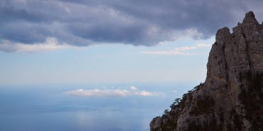 Yeşillik ile muhteşem keskin dağ. Güzel bir akşam gökyüzü. Yaz mevsimi ve bakire doğa konsepti, kopyalama alanı
