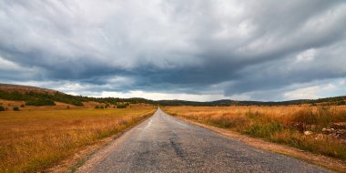 Doğa manzarası ve karanlık fırtınalı gökyüzü. Yeni yöntem ve macera gezisi. Önümüzde uzun bir yol var. Seyahat zamanı konsepti. Boşluğu kopyala