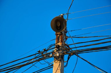 Bir sürü kablo ve fener olan bir kolon. Güç iletim destek çubuğu. Elektrik ve kablo teknolojisi kavramı