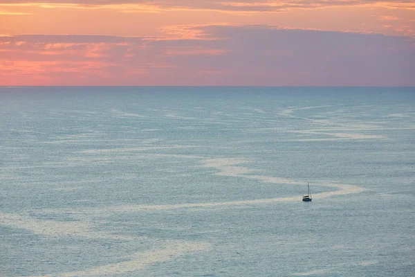 Virgin nature and ocean landscape concept, copy space. Lovely evening sky and panoramic view. Golden hour and calm sea. — Stock Photo, Image