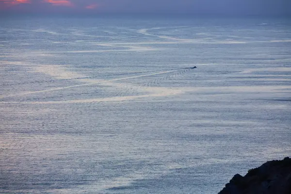 Boa noite, ideia da paisagem marinha. Yacht flutuar no oceano e calma mar profundo. Natureza paisagem e água textura conceito, espaço de cópia — Fotografia de Stock