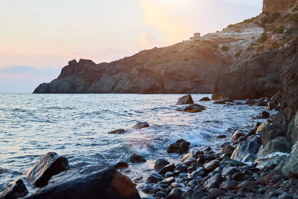 岩石海岸线和壮丽的山。小海浪和海景。自然景观和全景海洋观感概念 — 图库照片