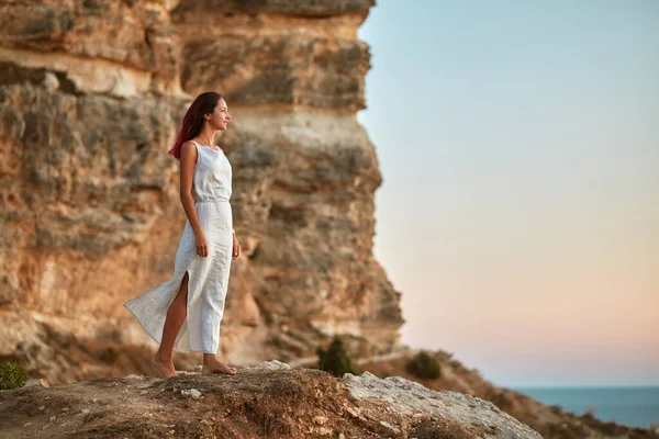 Femme insouciante en robe posant sur la nature. Ciel bleu et air frais. Temps de contemplation et idée égocentrique, espace de copie — Photo