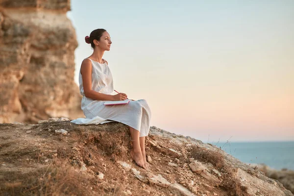 Femme rêveuse écrire des pensées dans un cahier. Humeur pensive et air frais. Garder le journal intime et le concept de temps seul, copier l'espace — Photo