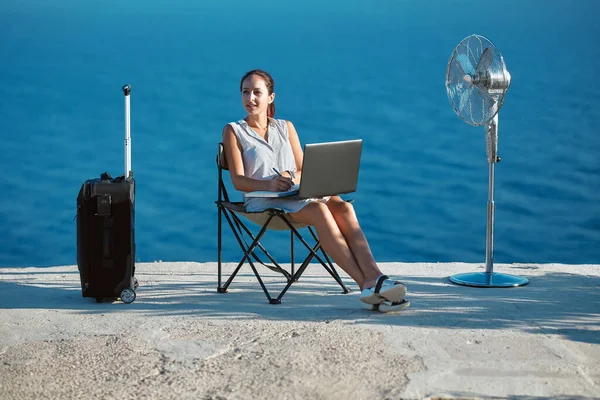 Business travelling and remote work concept. Life work balance, freelance idea. Woman working with laptop on beach. — Stock Photo, Image