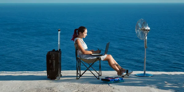 Femme travaillant avec un ordinateur portable sur la plage. Voyage d'affaires et concept de travail à distance. Équilibre vie professionnelle, idée freelance — Photo