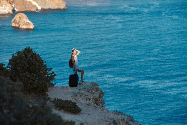 Femme posant sur un rocher marin. Paysage estival à couper le souffle. La soif du concept de voyage. Changement de style de vie et idée de voyage — Photo