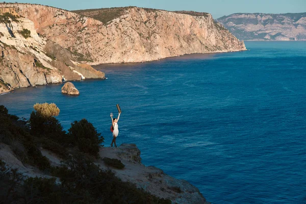 Nefes kesici dağ ve deniz manzarasında poz veren bir kadın. Yaşam tarzı değişikliği ya da seyahat fikrine susamışlık. Hedef başarı konsepti — Stok fotoğraf