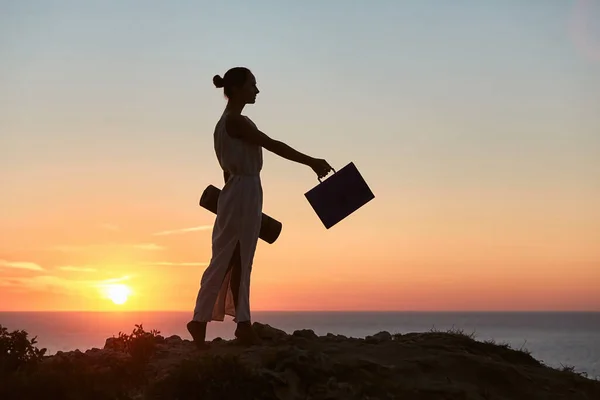 Femme d'affaires posant sur le paysage de coucher de soleil de mer. Travail à distance et idée de voyage d'affaires. Idée d'équilibre vie et travail — Photo