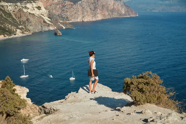 Reisezeit Remote Office und freiberufliche Job-Idee. Lady genießen schönen Meerblick vom Berg aus. Auf dem Wasser treibende Yachten. — Stockfoto