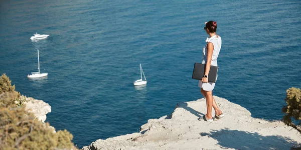 Dame profiter d'une belle vue sur la mer depuis la montagne. Yachts flottant sur l'eau. Temps de voyage bureau à distance et idée d'emploi indépendant — Photo