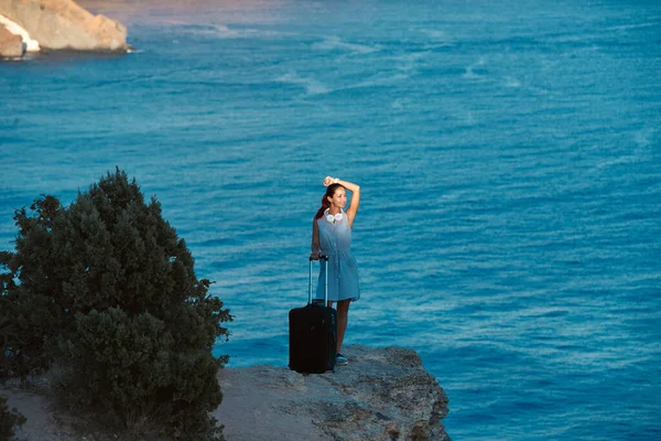 Mujer posando sobre roca marina. Impresionante paisaje de verano. Sed de concepto de viaje. Cambio de estilo de vida e idea de viajar —  Fotos de Stock