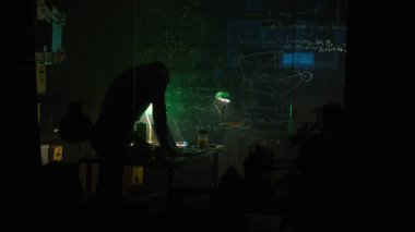 Bir adam bir cam kurulu geceleri yazıyor. Hisse senedi. Tanınmayan bir dahi yalnız formülleri bir tahtaya yazar.