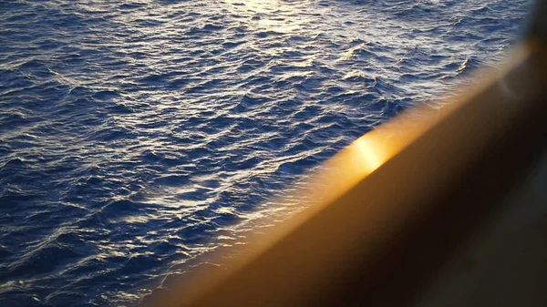 Blick auf die Reling des Kreuzfahrtschiffes. Aktien. Blick auf die Meereswellen vom Schiff aus — Stockfoto