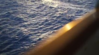 Cruise gemi güverte korkuluk görünümü. Hisse senedi. Gemiden gelen dalgalar deniz görünümü