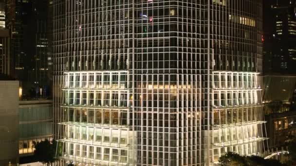 Blick von oben auf die Wolkenkratzer in der Großstadt bei Nacht. Aktien. toller Blick auf die Stadt bei Nacht — Stockvideo