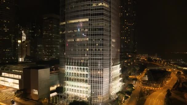 밤에 큰 도시에 있는 고층 빌딩의 최고 볼 수 있습니다. 주식입니다. 밤에 시의 위대한 보기 — 비디오