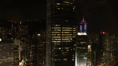 Dubai, Birleşik Arap Emirlikleri - Nisan, 2018: Dubai şehir gece sahne ile şehir ışıkları, Ortadoğu lüks yeni yüksek teknoloji kasabada. Hisse senedi. Geceleri Dubai gökdelenlerin üstten görünüm