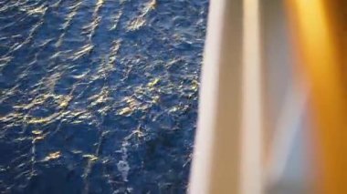 Cruise gemi güverte korkuluk görünümü. Hisse senedi. Gemiden gelen dalgalar deniz görünümü