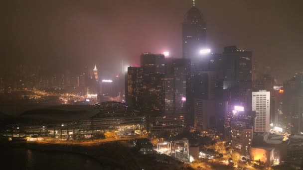 Fantástico horizonte noturno com arranha-céus iluminados. Estoque. Vista elevada do centro de Dubai, Emirados Árabes Unidos. Fundo de viagem colorido — Vídeo de Stock