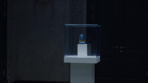 Reliquia en la tumba. Acciones. Una reliquia valiosa en una tumba en una caja de vidrio — Vídeos de Stock