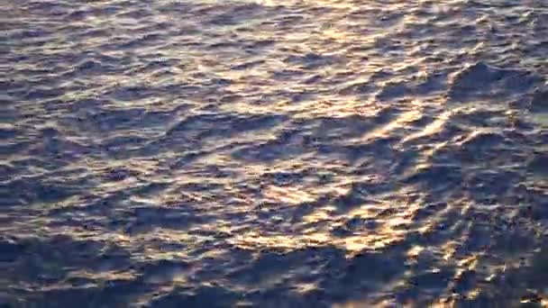 Ondas do mar e ondulações coloridas e fundo do mar azul profundo. Estoque. Ondas do mar ao pôr do sol — Vídeo de Stock