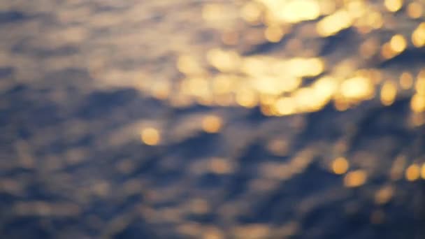 Zee golven en rimpelingen van gekleurde en diepblauwe zee achtergrond. Voorraad. De golven van de zee bij zonsondergang. Vervagen — Stockvideo