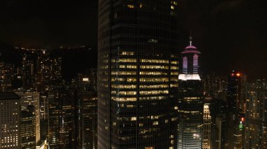 Üstten görünüm gece büyük şehirde gökdelenlerin. Hisse senedi. Gece şehrin muhteşem manzarası