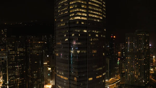 Vista superior de los rascacielos en la gran ciudad por la noche. Acciones. Gran vista de la ciudad por la noche — Foto de Stock