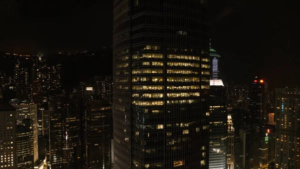 Vista superior de los rascacielos en la gran ciudad por la noche. Acciones. Gran vista de la ciudad por la noche —  Fotos de Stock