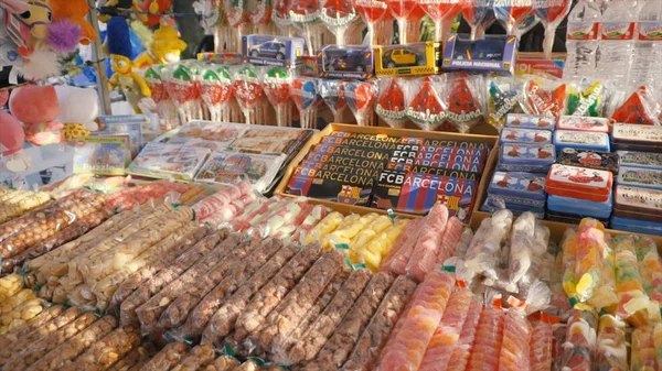 ESPANHA, BARCELONA - Abril de 2018: vitrine com doces e azeite no mercado de Boqueria. Estoque. Loja com doces e lembranças — Fotografia de Stock