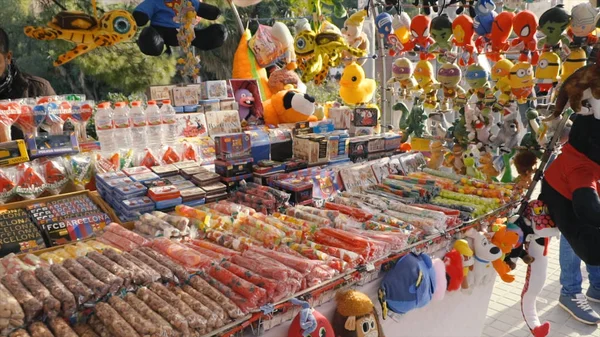 Španělsko, Barcelona - duben, 2018: Show okno s sladkosti a olivový olej na trhu Boqueria. V UK. Obchod se sladkostmi a suvenýry — Stock fotografie